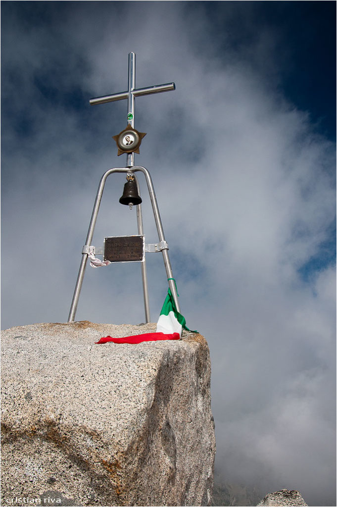 Monte Adamello via Terzulli: croce sulla vetta proclamata Sacra alla Patria